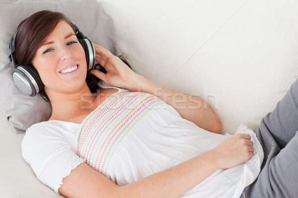 Herrlich Brünette weiblichen entspannenden Kopfhörer Sofa Stock foto © wavebreak_media