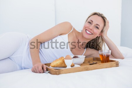 肖像 可愛 女子 吃 穀類 臥室 商業照片 © wavebreak_media