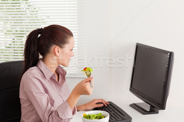 Işkadını yeme salata yazarak bakıyor ekran Stok fotoğraf © wavebreak_media