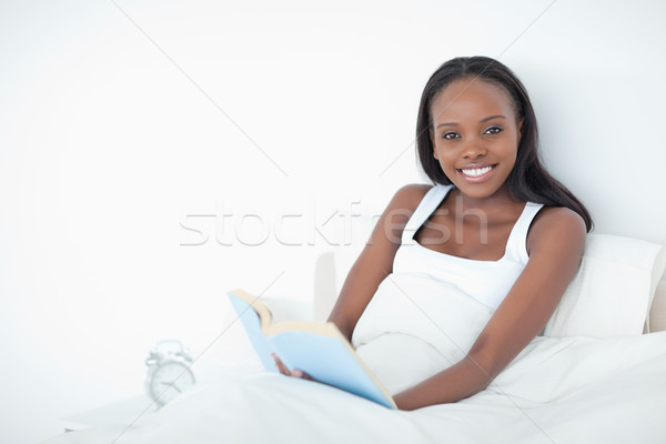 Fericit femeie carte dormitor zâmbet Imagine de stoc © wavebreak_media