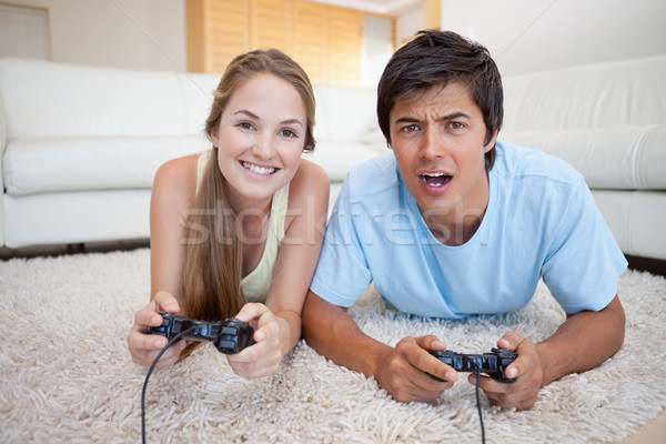 Paar spelen video games woonkamer huis Stockfoto © wavebreak_media