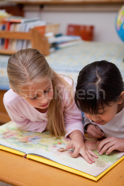 Stock foto: Porträt · Schülerinnen · Lesung · Märchen · Klassenzimmer · Studenten