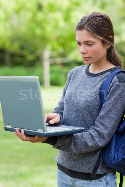 Ernst Studenten schauen Laptop stehen Landschaft Stock foto © wavebreak_media