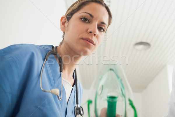 [[stock_photo]]: Infirmière · masque · à · oxygène · regarder · caméra · hôpital