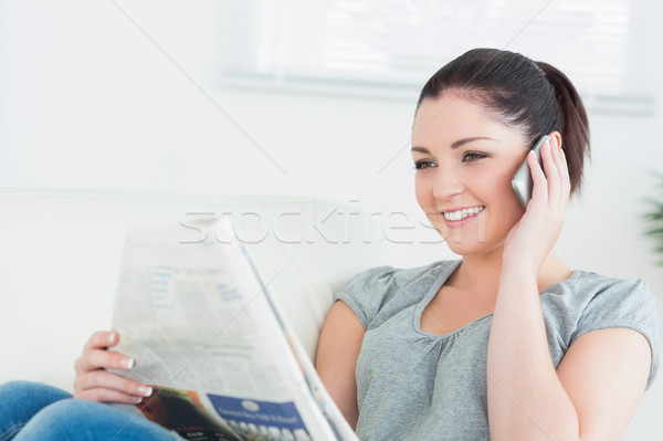 Mujer sesión sofá salón lectura teléfono Foto stock © wavebreak_media