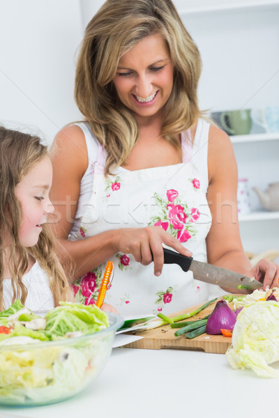 Glücklich Mutter Schneiden Gemüse Tochter beobachten Stock foto © wavebreak_media