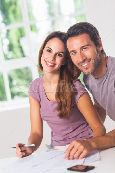 Stockfoto: Paar · glimlachend · camera · facturen · telefoon · vrouw