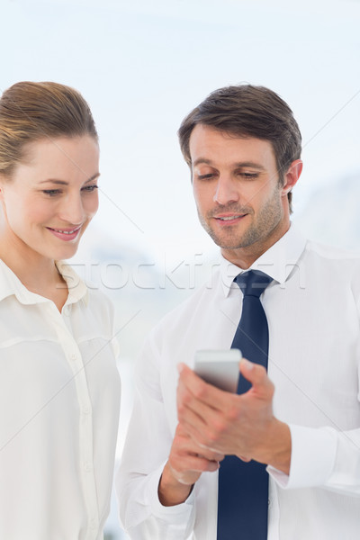 Foto stock: Colegas · olhando · telefone · móvel · moço · mulher · brilhante