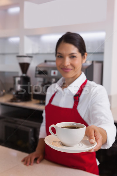 Mooie barista aanbieden beker koffie glimlachend Stockfoto © wavebreak_media