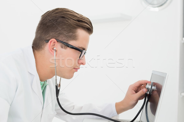 Technicien écouter portable stéthoscope bureau ordinateur [[stock_photo]] © wavebreak_media