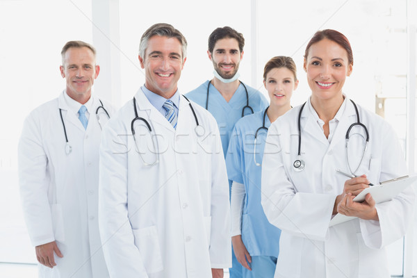 [[stock_photo]]: Souriant · médecins · tous · permanent · ensemble · homme