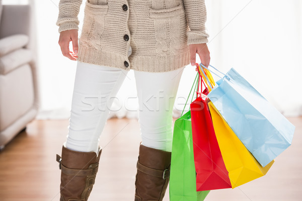 Középső rész nő tart bevásárlótáskák otthon nappali Stock fotó © wavebreak_media