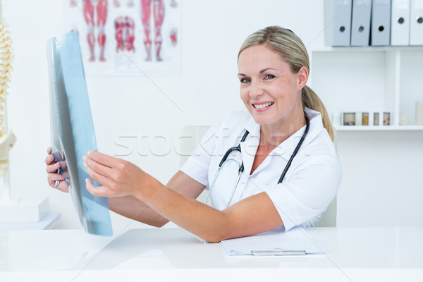 Sorridere medico guardando fotocamera medici Foto d'archivio © wavebreak_media