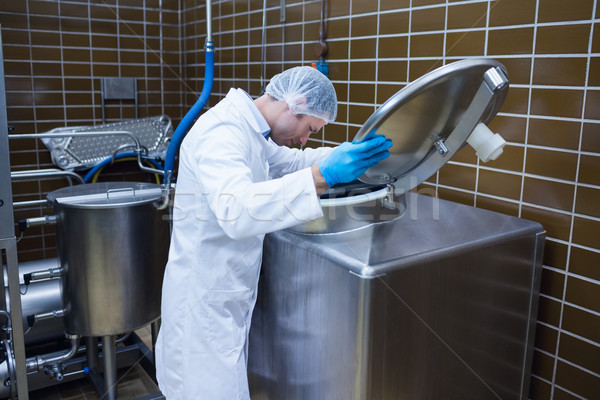 Uomo camice da laboratorio guardando macchina fabbrica industria Foto d'archivio © wavebreak_media