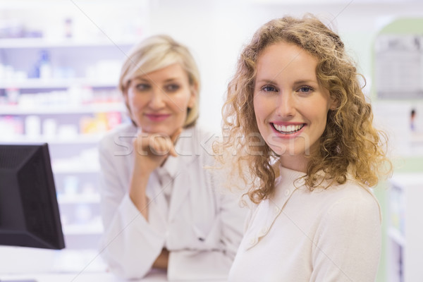 Farmaceuta uśmiechnięty kamery apteki medycznych szpitala Zdjęcia stock © wavebreak_media