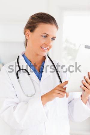 улыбаясь врач глядя камеры белый рабочих Сток-фото © wavebreak_media