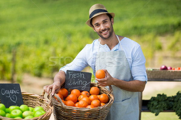 Portrait souriant homme permanent fraîches fruits Photo stock © wavebreak_media