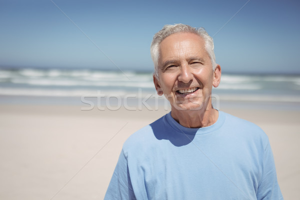 Portret uśmiechnięty starszy człowiek plaży Zdjęcia stock © wavebreak_media