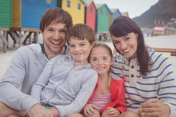 Portret fericit de familie şedinţei plajă dragoste om Imagine de stoc © wavebreak_media