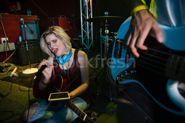 女 歌手 歌唱 復古 麥克風 夜總會 商業照片 © wavebreak_media