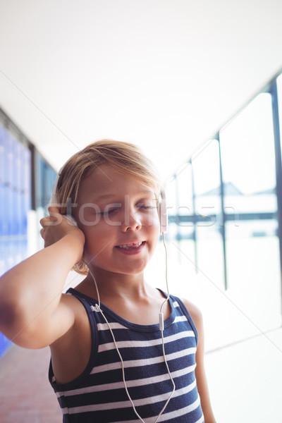 Alapfokú lány csukott szemmel hallgat zene fejhallgató Stock fotó © wavebreak_media