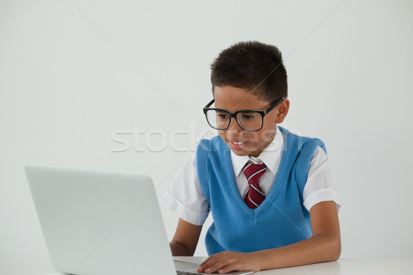 Elev folosind laptop alb Internet şcoală fericit Imagine de stoc © wavebreak_media