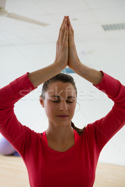 Foto stock: Mulher · meditando · árvore · pose · ioga · estúdio