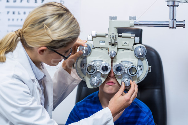 Femenino optometrista examinar jóvenes paciente oftalmología Foto stock © wavebreak_media