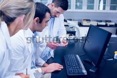 üzletemberek dolgozik laptop konferenciaterem iroda üzlet Stock fotó © wavebreak_media