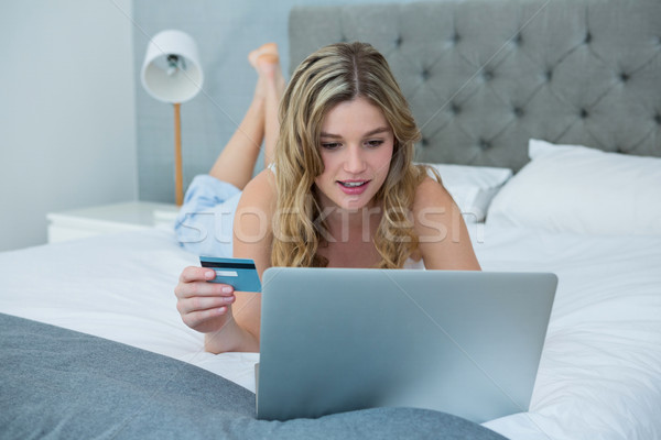 Mulher compras on-line laptop cama quarto computador Foto stock © wavebreak_media