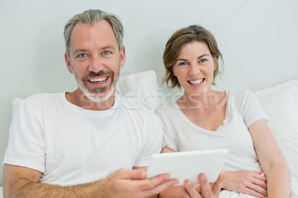 Foto stock: Sorridente · casal · digital · comprimido · cama · quarto