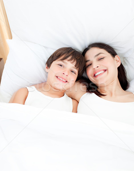 Zâmbitor mamă pat familie om Imagine de stoc © wavebreak_media