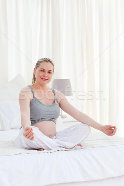 Zwangere vrouw oefenen yoga bed glimlach home Stockfoto © wavebreak_media