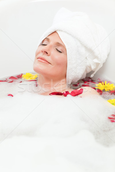 Bela mulher relaxante banho toalha cabeça Foto stock © wavebreak_media