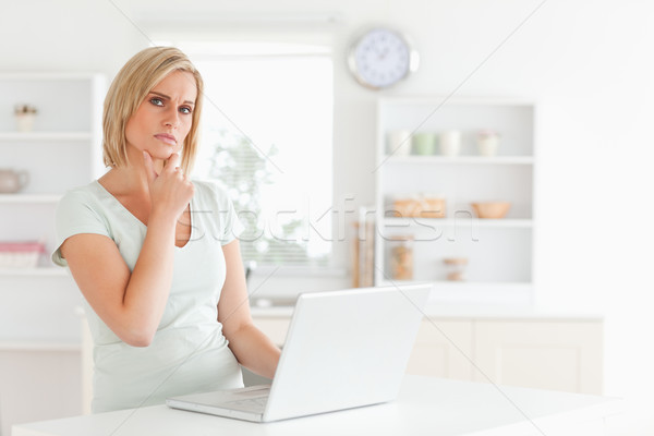 Gondolkodik szőke nő néz notebook konyha számítógép Stock fotó © wavebreak_media