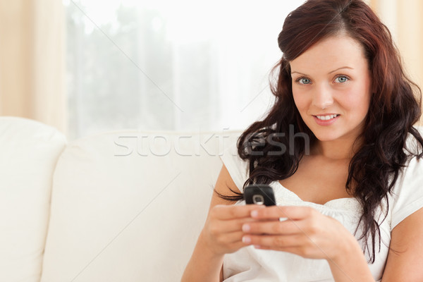 Jonge vrouw mobiele woonkamer telefoon gelukkig Stockfoto © wavebreak_media