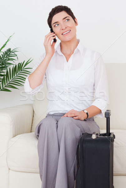 Femeie frumoasa valiză telefon sala de asteptare fericit sac Imagine de stoc © wavebreak_media