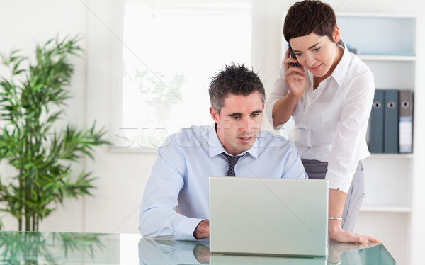 Foto d'archivio: Colleghi · lavoro · laptop · telefono · cellulare · ufficio · computer