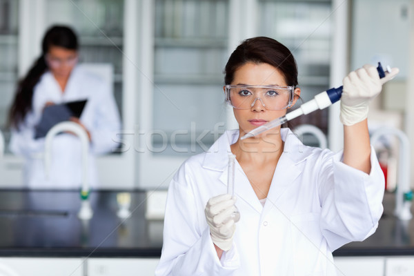 嚴重 女 科學家 液體 管 商業照片 © wavebreak_media