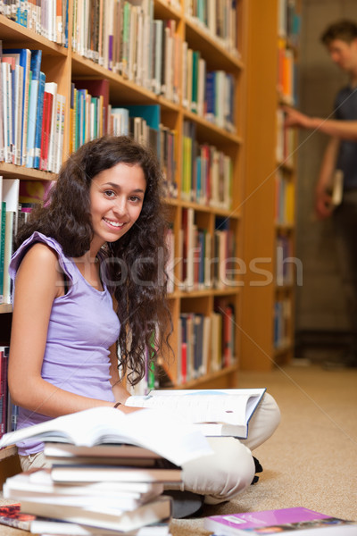 Portrait jeunes Homme étudiant livre bibliothèque [[stock_photo]] © wavebreak_media