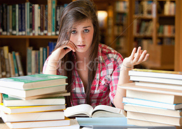 Decepcionado estudiante leer biblioteca mujer libro Foto stock © wavebreak_media