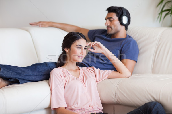 Vrouw kijken tv echtgenoot luisteren naar muziek woonkamer Stockfoto © wavebreak_media