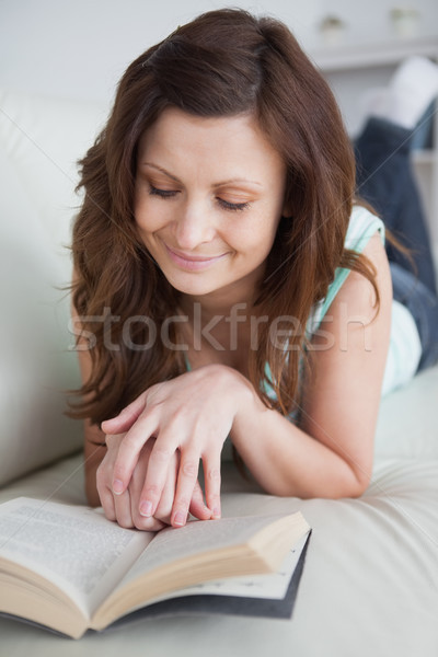 женщину живота чтение гостиной счастливым Lounge Сток-фото © wavebreak_media