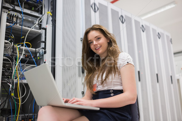 Stockfoto: Glimlachende · vrouw · laptop · werken · servers · bouw