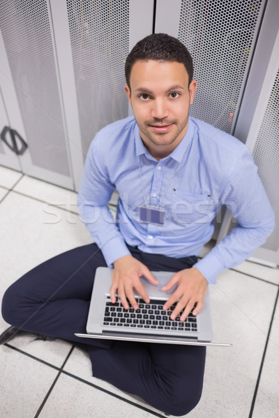 Zâmbitor om folosind laptop servere data center muncă Imagine de stoc © wavebreak_media