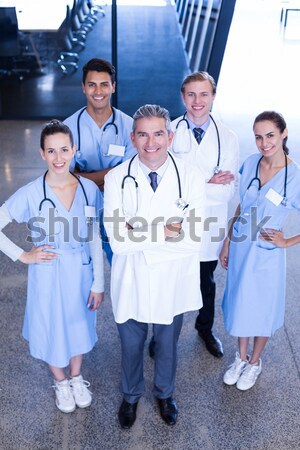 Medic cu bratele incrucisate echipă zâmbitor femeie Imagine de stoc © wavebreak_media