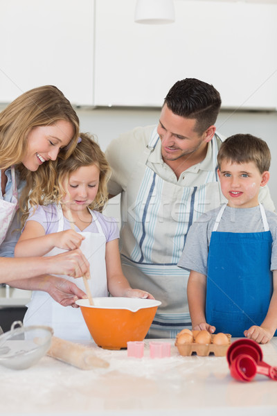 Szülők gyerekek sütés sütik konyhapult nő Stock fotó © wavebreak_media