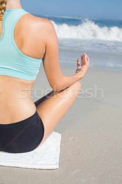 Geschikt vrouw vergadering strand lotus pose Stockfoto © wavebreak_media