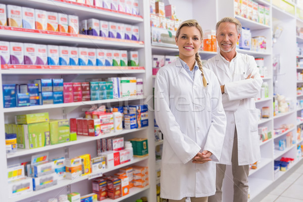 [[stock_photo]]: Pharmacien · stagiaire · permanent · souriant · caméra · pharmacie