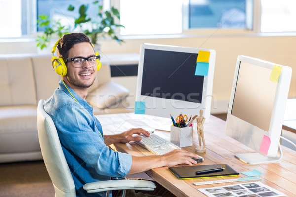 Stok fotoğraf: Gündelik · işadamı · çalışma · büro · dinleme · müzik